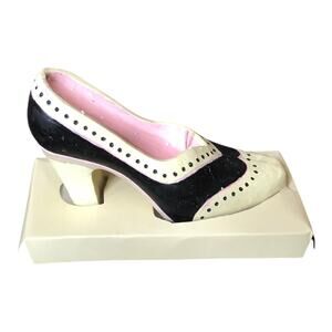 Lava Vintage Vogue Shoe Candle 10.6 oz Retro Black White Pink High Heel Decor